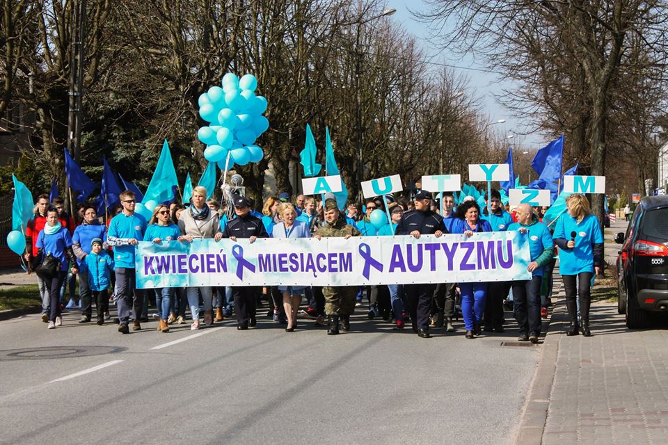 Niebieski marsz dla autyzmu ulicami Grójca 